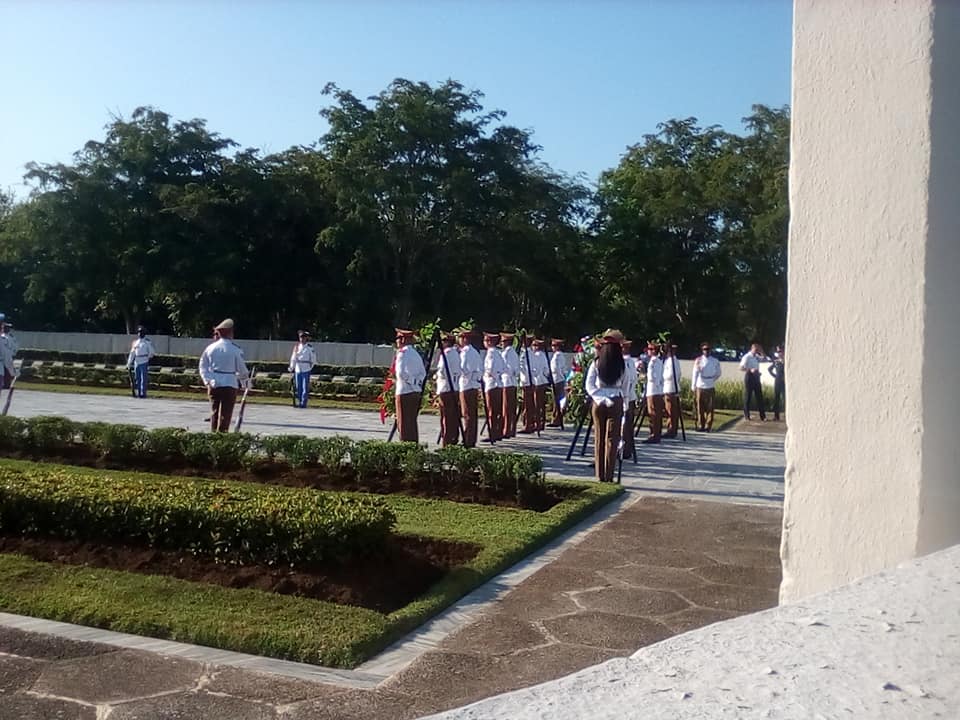 Почетный караул военнослужащих Министерства РВС Кубы у Мемориала