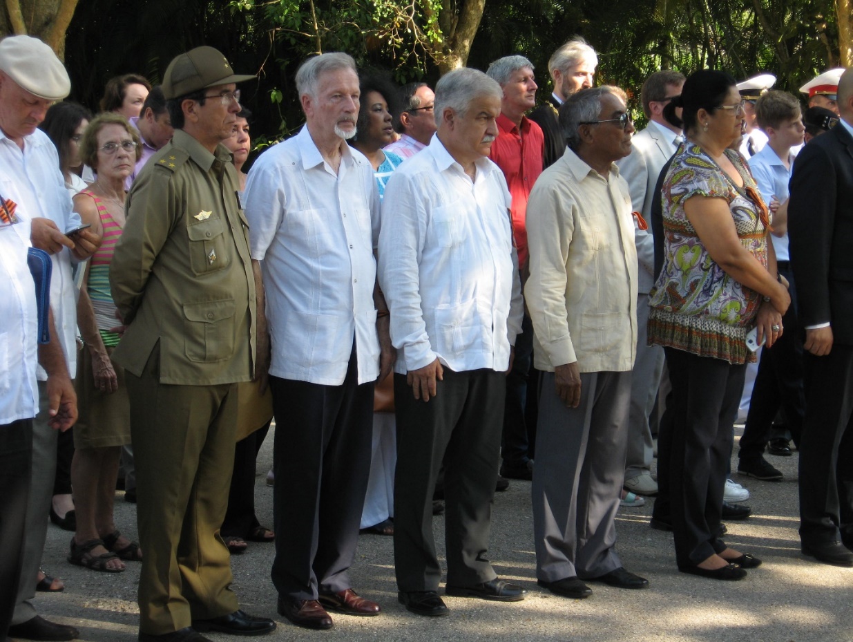 Кубинские и российские участники церемонии у Вечного огня на Мемориале
