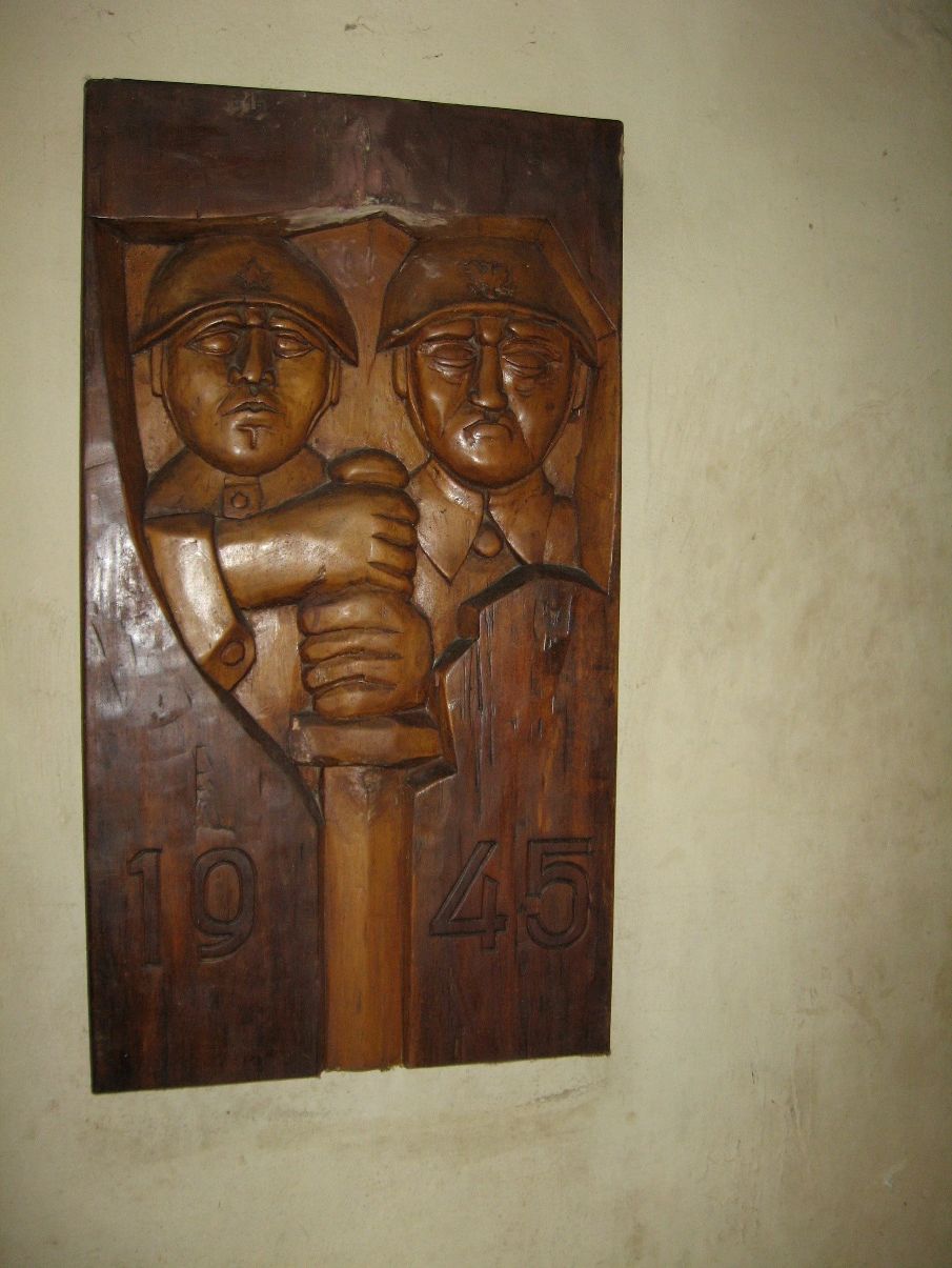 Подарок семье Риты Вилар от советского художника-резчика по дереву. Меч Победы держат советский и кубинский воины, сражавшихся с фашистами в 1941-1945 гг.