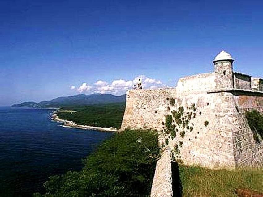 Испанская крепость у входа в бухту Сантьяго.