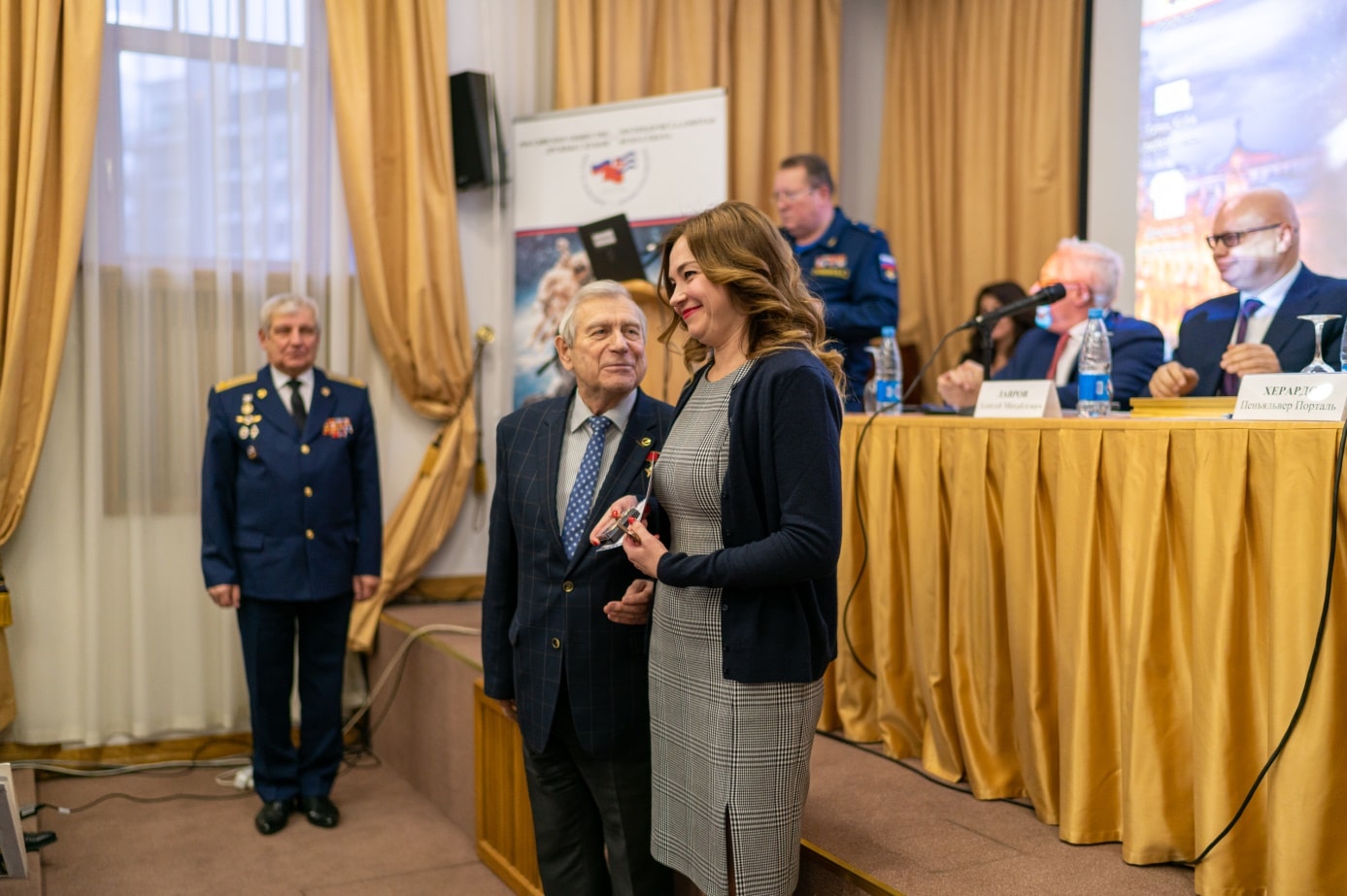 Вручение медали ответственному секретарю РОДК Юлии Суриловой

