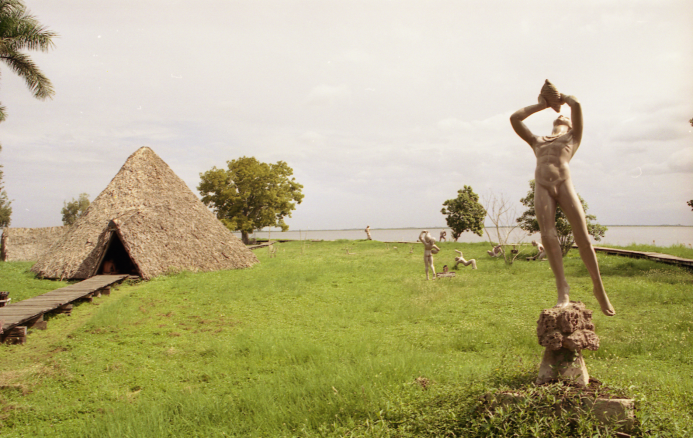 Воссозданная индейская деревня Гуама (Guama), расположенная на острове в центре
        большого озера, расположенного на южном побережье острова Куба Скульптуры индейцев и хижины, выполненные в
        натуральную величину, позволяют познакомиться с историей и бытом коренных жителей Кубы. Существует легенда, что
        жившие здесь индейцы утопили в озере свои ценности для того, чтобы они не достались конкистадорам. Индейский
        касик Гуама в течение 11 лет (с 1522 по 1533 г.) оказывал сопротивление испанцам, свершая набеги в города и
        сжигая испанские усадьбы.
