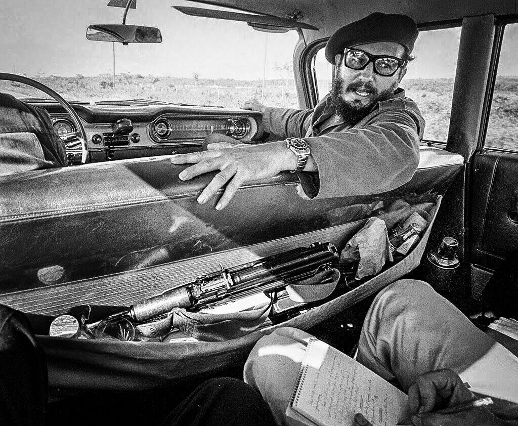 Фидель Кастро даёт интервью журналисту в своей машине. Куба, 1964 год.