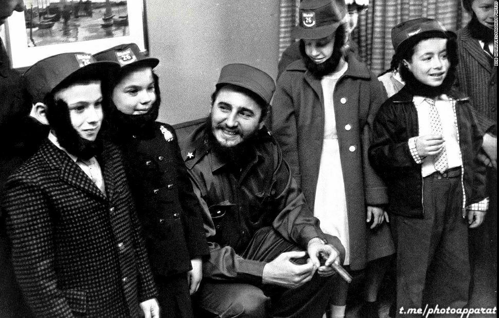 Фидель Кастро в Нью Йорке, США, 1959 год. Во время визита кубинского лидера Фиделя Кастро в одну из школ района Квинс в Нью Йорке школьники этой школы своеобразно поприветствовали своего знаменитого гостя, одевшись в его стиле и приклеив себе бороды.