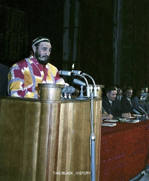 Фидель Кастро в национальной узбекской одежде выступает на митинге в колхозе "Кзыл". Узбекистан, 1963 год.