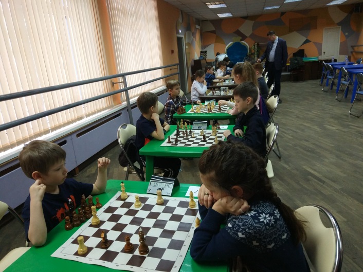 Дети проводят шахматные партии