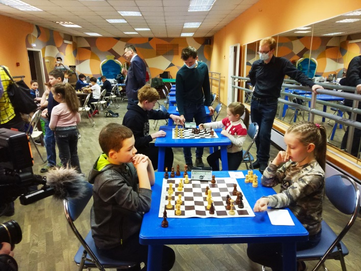Дети проводят шахматные партии