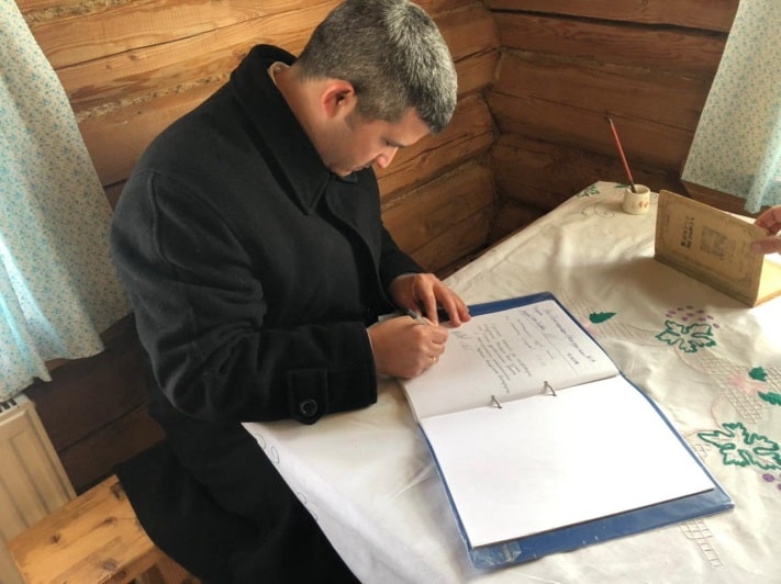 Маркос Ласо Феликс Вильтрес
                        делает запись в Книге отзывов в доме-музее семьи Гагариных в селе Клушино
