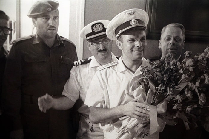 Юрий Гагарин с цветами в окружении кубинцев