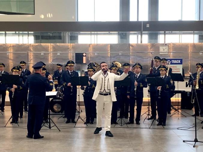 Пермский Губернский оркестр в аэропорту исполняет композицию «Музыка высокого полета»