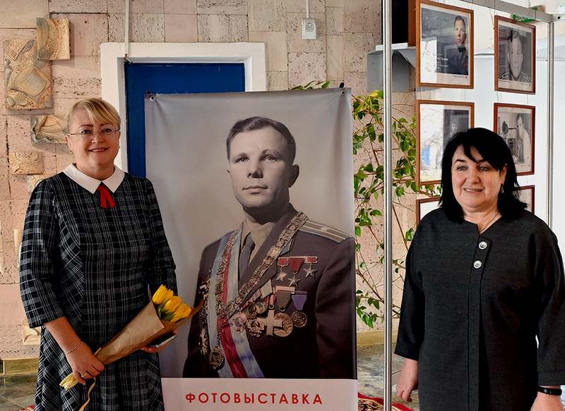 Ирина Валерьевна Кивико и Анжелика Ильинична Лучинкина рядом с баннером мероприятия