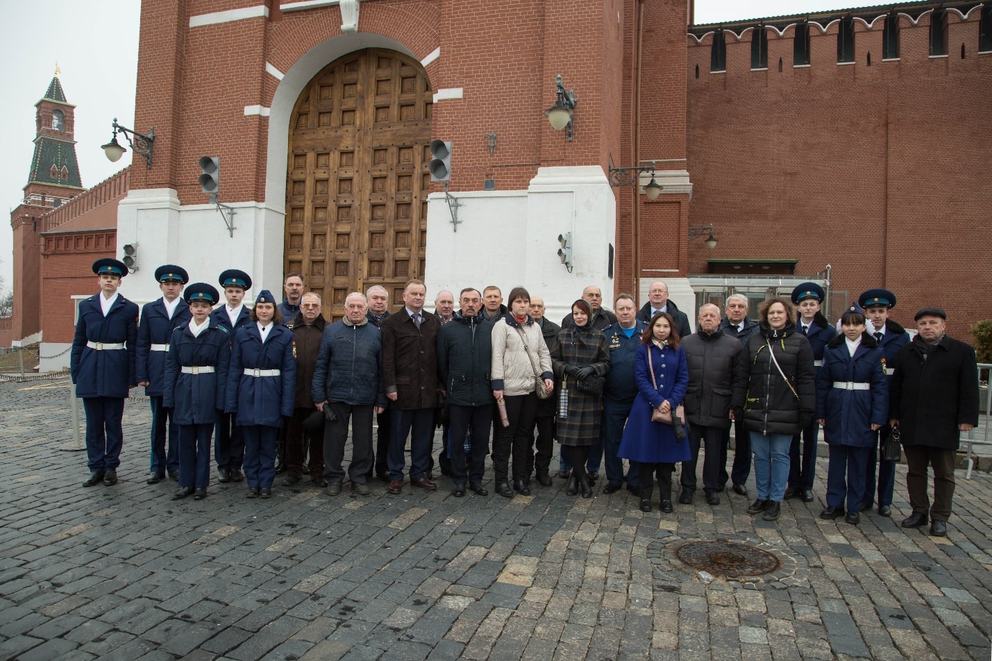Совместное фото у ворот Кремлевской башни