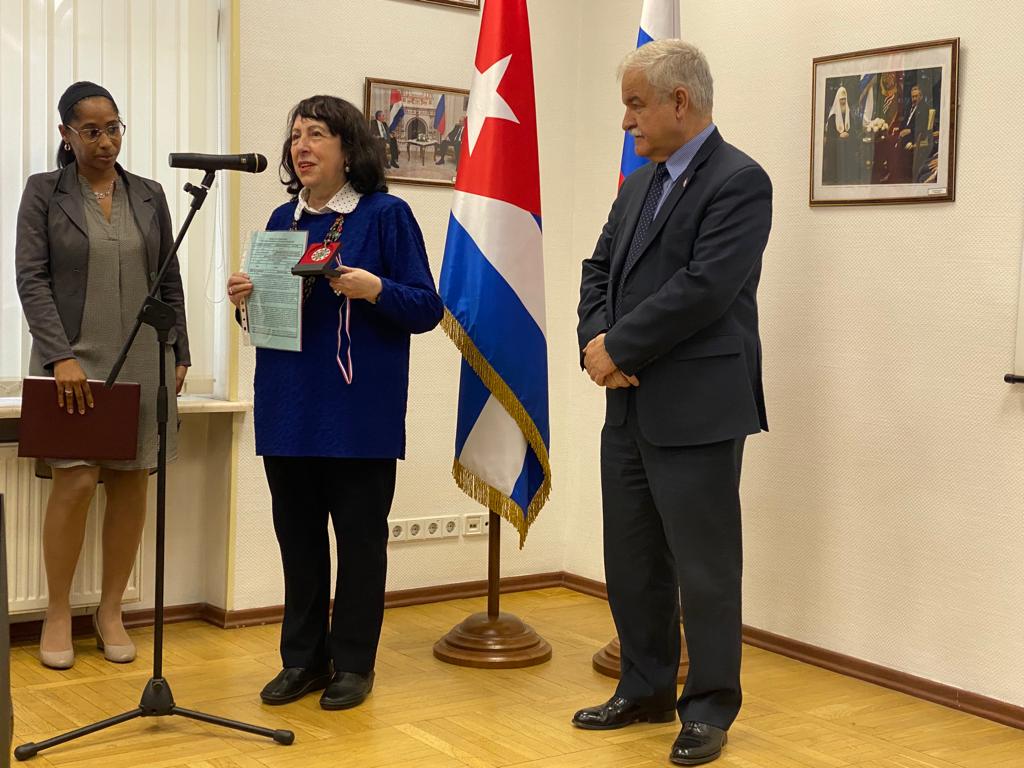 На фото проходит Награждение Т.Л. Владимирской послом Кубы в РФ Хулио Антонио Гармендия Пенья