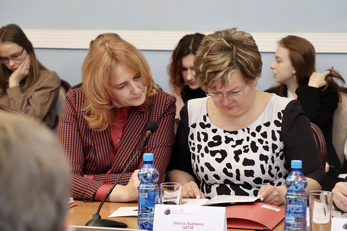 Ольга Львовна Цепа что-то внимательно изучает в документе вместе с другой женщиной