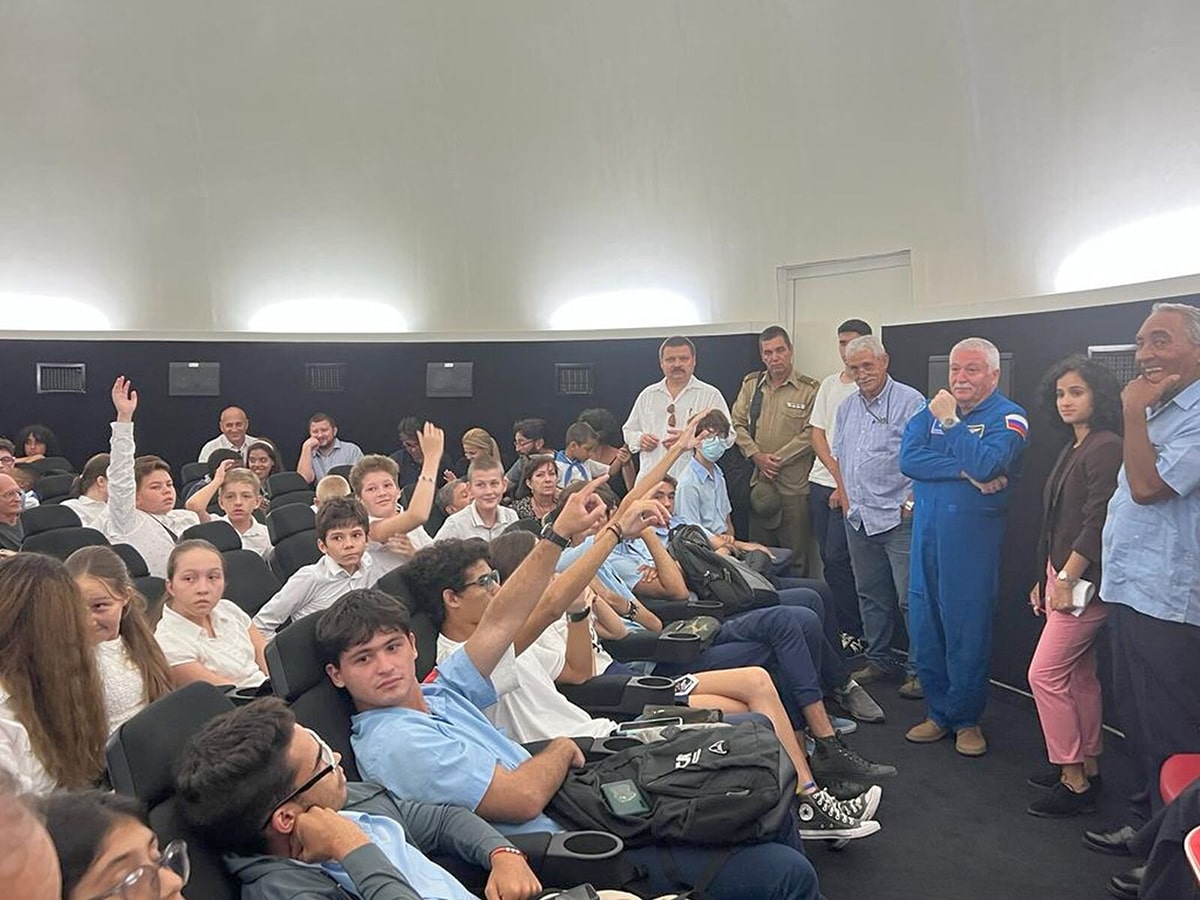 Молодые ребята в планетарии задают вопросы летчику-космонавту Фёдору Юрчихину и латиноамериканскому космонавту Арнальдо Тамайо Мендес