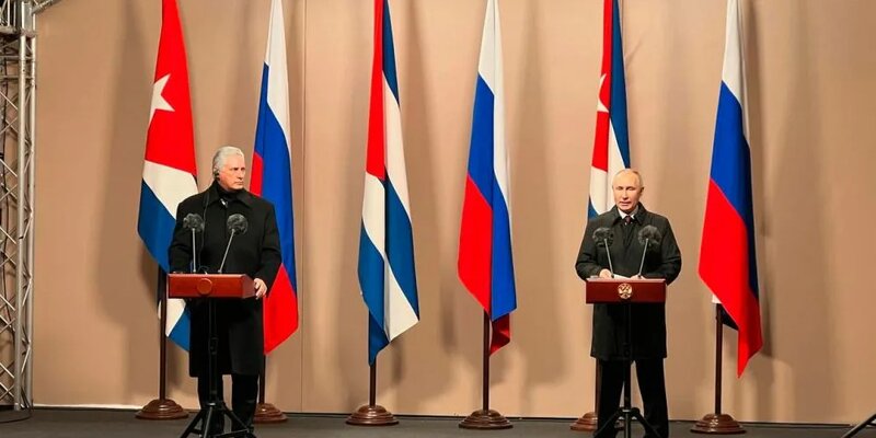 Владимир Путин и Мигель Диас-Канель Бермудес выступают на открытии памятника