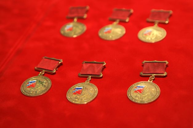 Медали на красном фоне