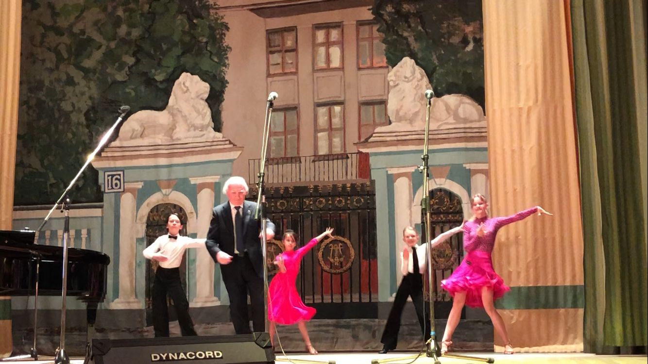 Виктор Степанович Шкаровский вместе с детской танцевальной группой Центрального Дома Учёных исполнили танцевальную композицию «Степ».
