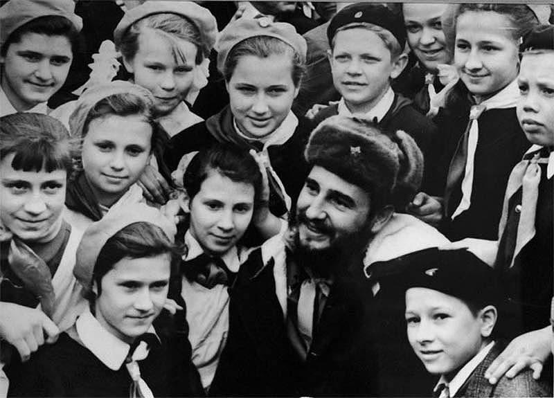 Фидель Кастро с пионерами школы № 7 на ледоколе «Ленин» в Мурманске