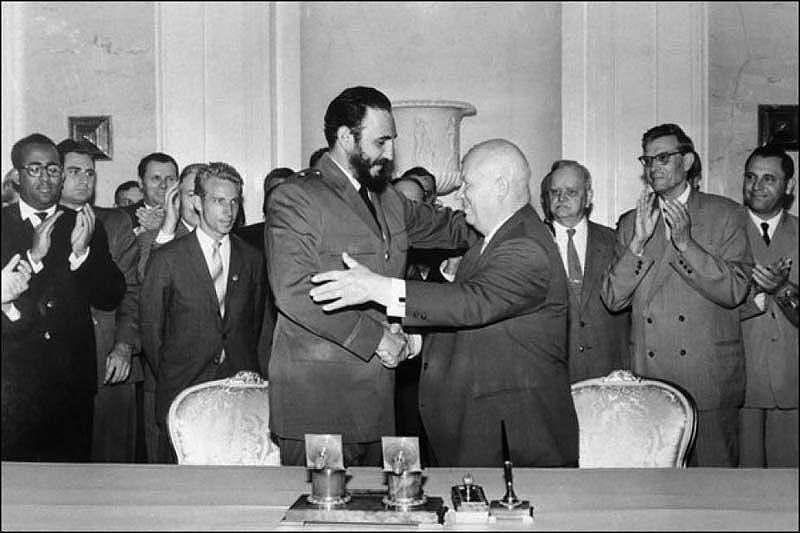 Фиделя Кастро приветствует в Кремле Н.С. Хрущев. Н.С. Леонов - слева от команданте. 