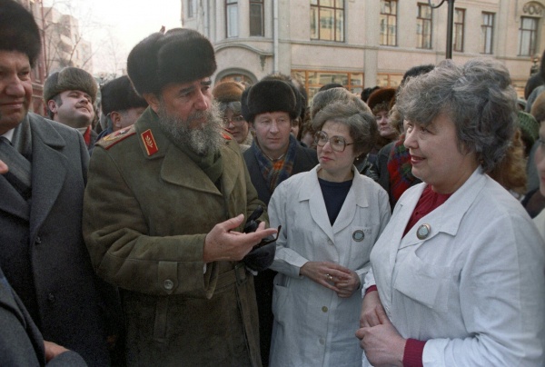 Фидель Кастро беседует с москвичами на улице Арбат