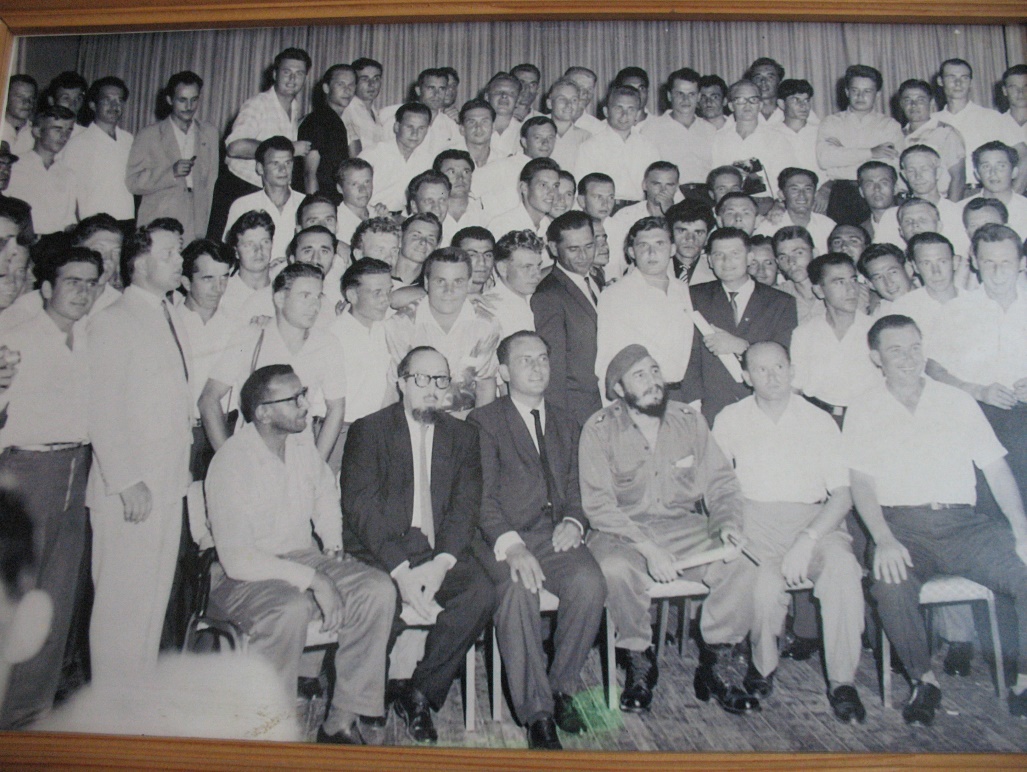 Фидель Кастро и Карлос Р. Родригес с первым отрядом комсомольцев