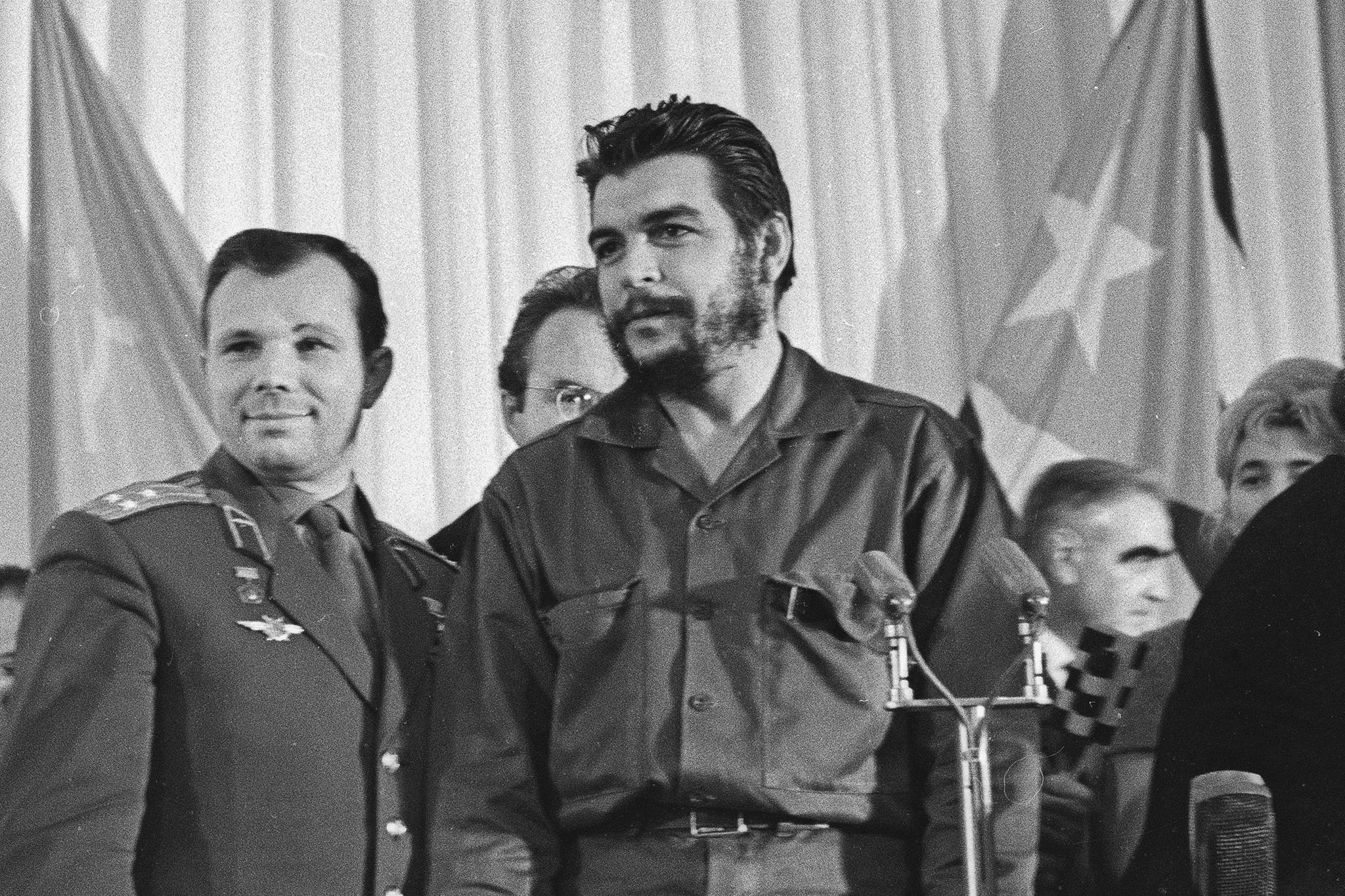 Юрий Гагарин и Эрнесто Че Гевара в Доме дружбы в Москве. 1964 г.
